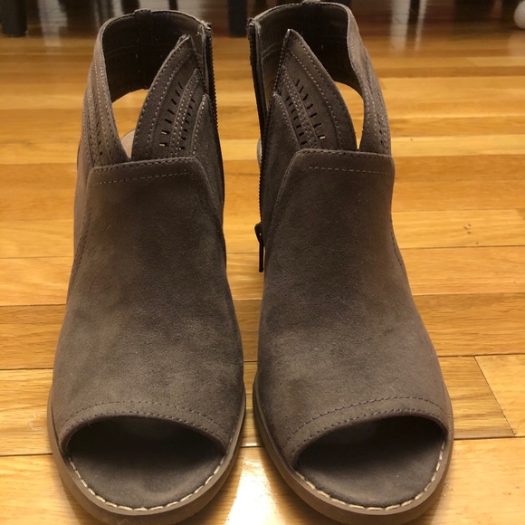 Women’s Shoes - Picture 2 of 2